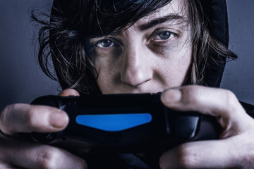 Übermüdete Gamerin mit Videospiel Controller in den Händen 