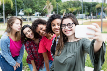 5 Freundinnen machen ein Selfie