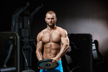 Fototapeta na wymiar fitness Man with weightlifting plate
