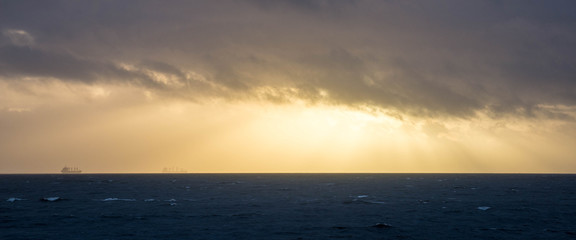 Bateau de marchandise large de la Rochelle France
