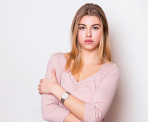 Obraz premium beautiful young woman with long hair wearing wrist watch