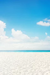 Gartenposter Tropischer Strand Leerer tropischer Inselseestrand mit weißem Sand