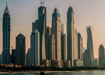 Obraz na płótnie Canvas Panoramica de la ciudad de Dubai al atardecer, Emiratos Arabes Unidos