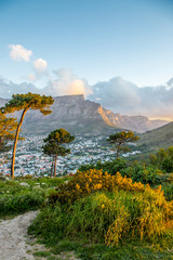 Tafelberg bei Sonnenuntergang mit Wanderweg in Kapstadt, Südafrika - obrazy, fototapety, plakaty