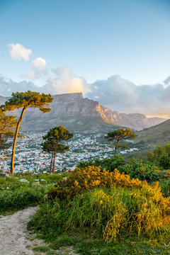 Tafelberg bei Sonnenuntergang mit Wanderweg in Kapstadt, S&uuml;dafrika