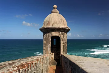 Photo sur Plexiglas Travaux détablissement Une guérite de la forteresse El Morro à San Juan, Porto Rico lors d& 39 une journée ensoleillée avec ciel bleu et mer