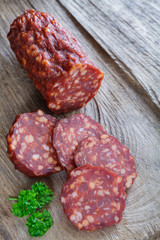 Italienische Salami mit Petersilie auf Holzbrett