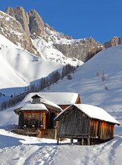 inverno a Fuciade, Dolomiti di Fassa; baite nella neve