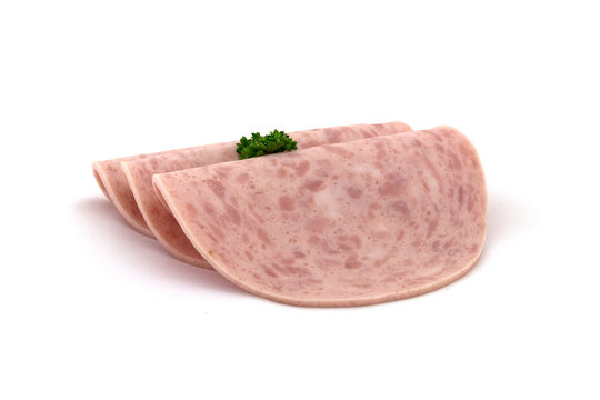 drei scheiben jagdwurst auf einem weissen hintergrund