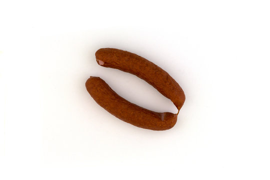 ein ring kabanossi wurst auf einem weissen hintergrund