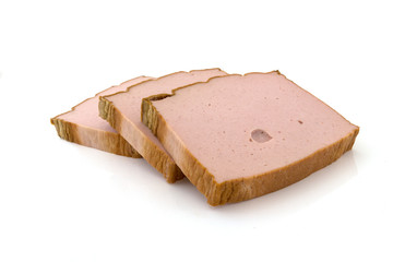 drei scheiben leberkäse auf einem weissen hintergrund