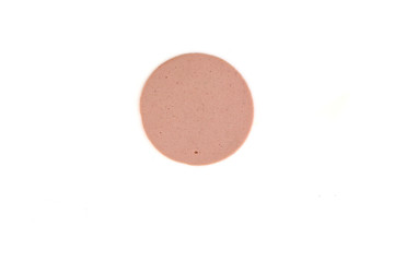 eine scheibe mortadella auf einem weissen hintergrund..