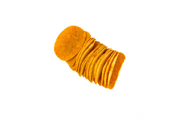 stapelchips auf einem weissen hintergrund