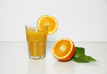Orangensaft und frische fruchtsaft in glas