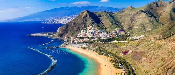 Afwasbaar Fotobehang Canarische Eilanden Stranden van Tenerife - Las Teresitas met het schilderachtige dorp San Andres. Canarische eilanden van Spanje