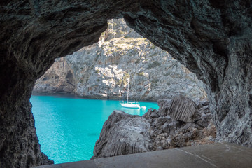Aussicht am Fluss Torrent de Pareis auf ein Boot im Mittelmeer auf Mallorca