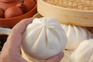 Puts out the steamed stuffed bun from the bamboo cage