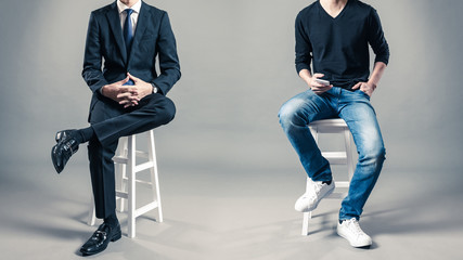 スーツと私服の男性 サラリーマンとフリーランサー