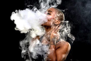 Photo sur Plexiglas Fumée femme africaine qui fume