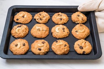 cookies with raisin and cashew nuts