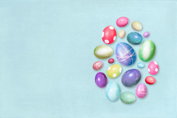 Grußkarte für Ostern, bunte Ostereier in Form von einem Ei, Hintergrund blau