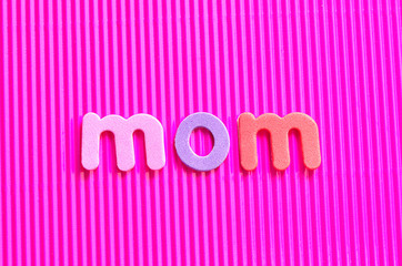 The word mom on a pink background