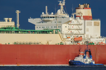 GAS CARRIER - Great ship and small tugboat in the sun   © Wojciech Wrzesień