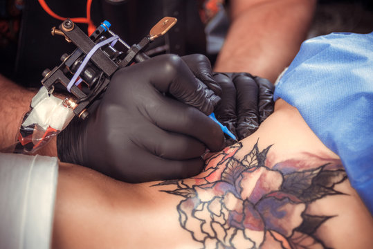 Tattooist makes cool tattoo in the salon