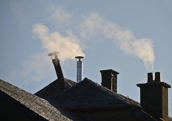 cheminée  bois  chauffage energie  gaz  mazout  petrole  chaleur  hiver  chaud menage  maison  habitation neige pollution fumee isolation toit immobilier CO carbone oxyde