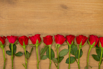 Rosen auf Holzhintergrund