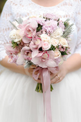 Fototapeta na wymiar Bride with a beautiful wedding bouquet