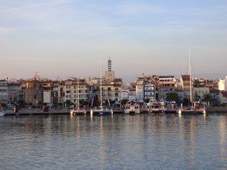 Fototapeta premium Marina i port rybacki w Cambrils (Tarragona, Hiszpania)