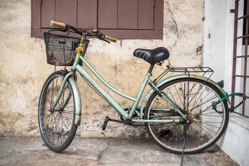 Fototapeta na wymiar Vintage bicycle in front of the shop.