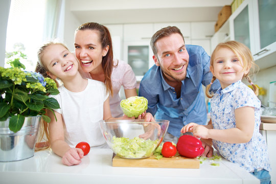 Familie lebt vegan mit Gemüse