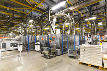 Interieur Fabrikanlage - Großdruckerei für Zeitungen - Weiterverarbeitung & Versand // Interior of a factory plant - large print shop for newspapers - finishing and dispatch of printed products