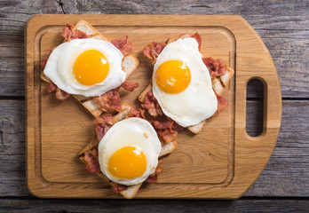 toast with bacon and fried eggs