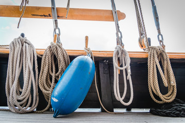 Seile, Tampen, Fender und Wanten auf Segelschiff