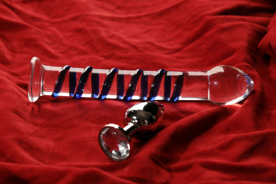 EIn Dildo aus Glas und ein Anal Plug aus Metall