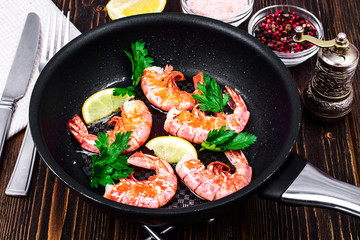 Shrimp with lemon in frying pan