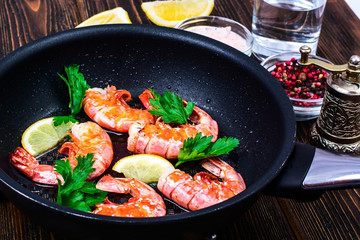 Shrimp with lemon in frying pan