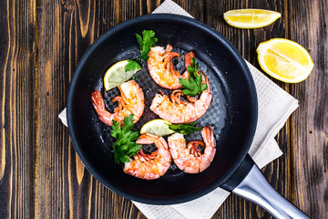 Shrimp with lemon in frying pan