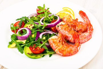 Fresh vegetable salad with shrimps