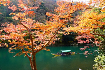  京都嵐山の紅葉と屋形船