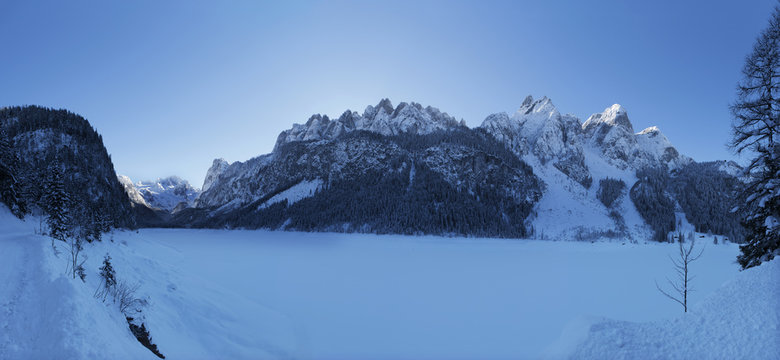 Austria, Upper Austria, Salzkammergut, Gosau, Lake Gosausee in winter, Dachstein and Gosaukamm