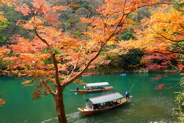 京都嵐山の紅葉と屋形船