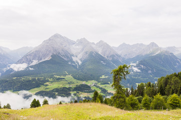 Obraz premium Scuol, Engadin, Dolna Engadyna, Flurinaweg, Motta Naluns, Panorama Trail, Zamek, Tarasp, Vulpera, Alpy, Zajazd, Inntal, Graubünden, Lato, Szwajcaria