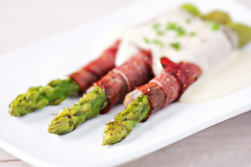 Ham rolls with asparagus and bechamel