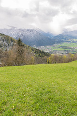Fototapeta na wymiar Blick über Berchtesgaden und die umliegenden Alpen an einem Tag im Frühling