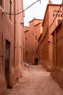 Rue déserte dans le sud du Maroc
