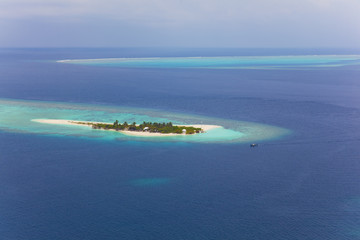 Fototapeta na wymiar Schöne kleine Malediveninsel